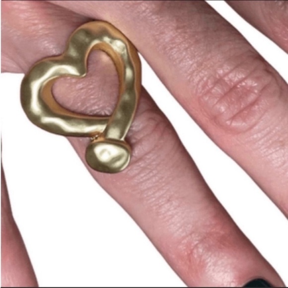 NWOT Jewa matte gold finish hammered open heart ring. Size 8. - Picture 2 of 5